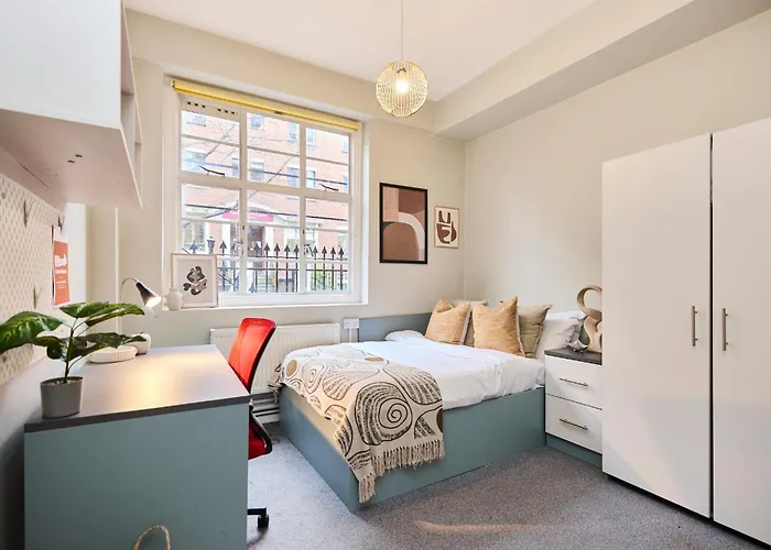 Deluxe Room 2 Louise House Summer Youth Accommodation